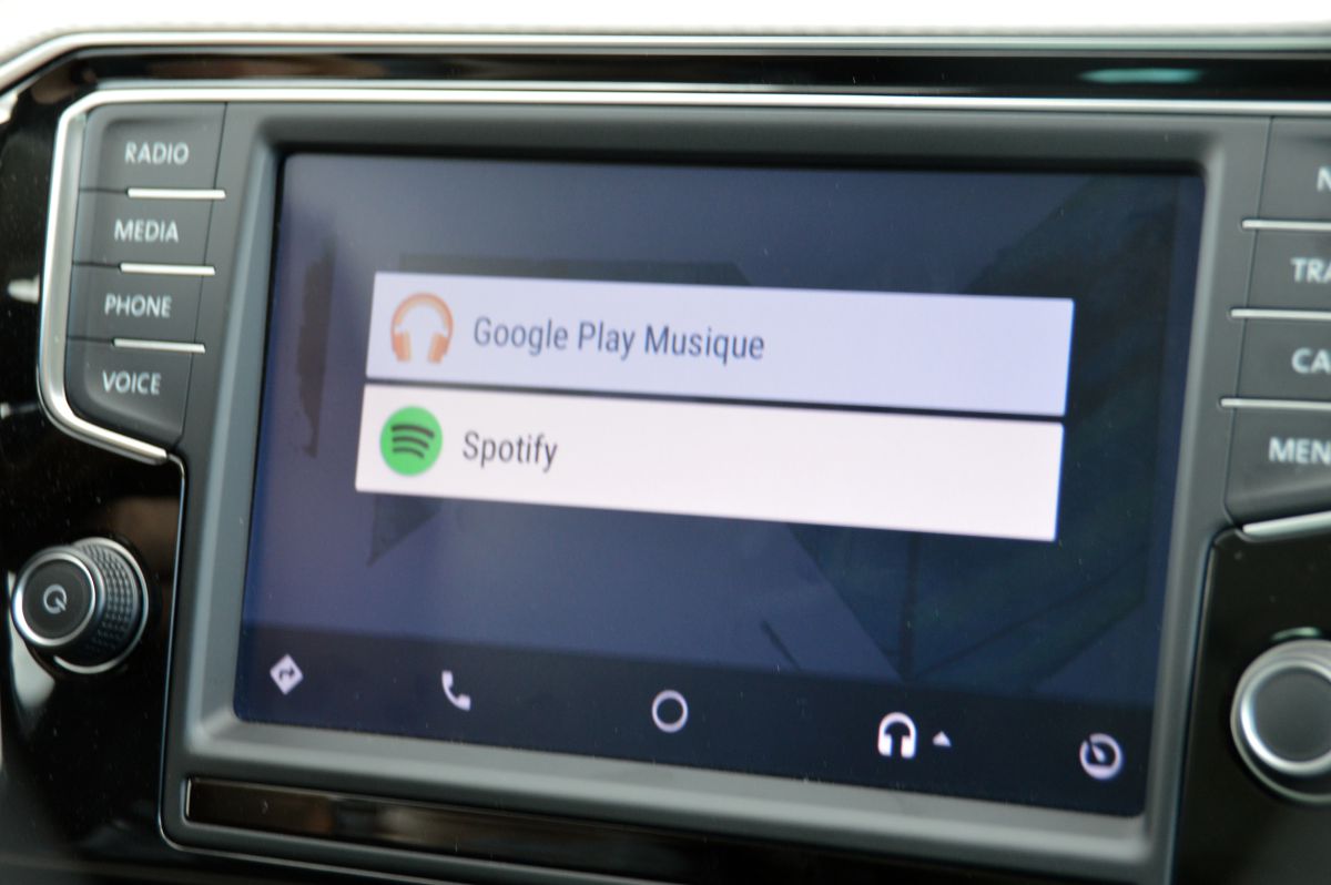 Apple Carplay vs Android Auto : le match des Gafa pour contrôler votre  voiture 